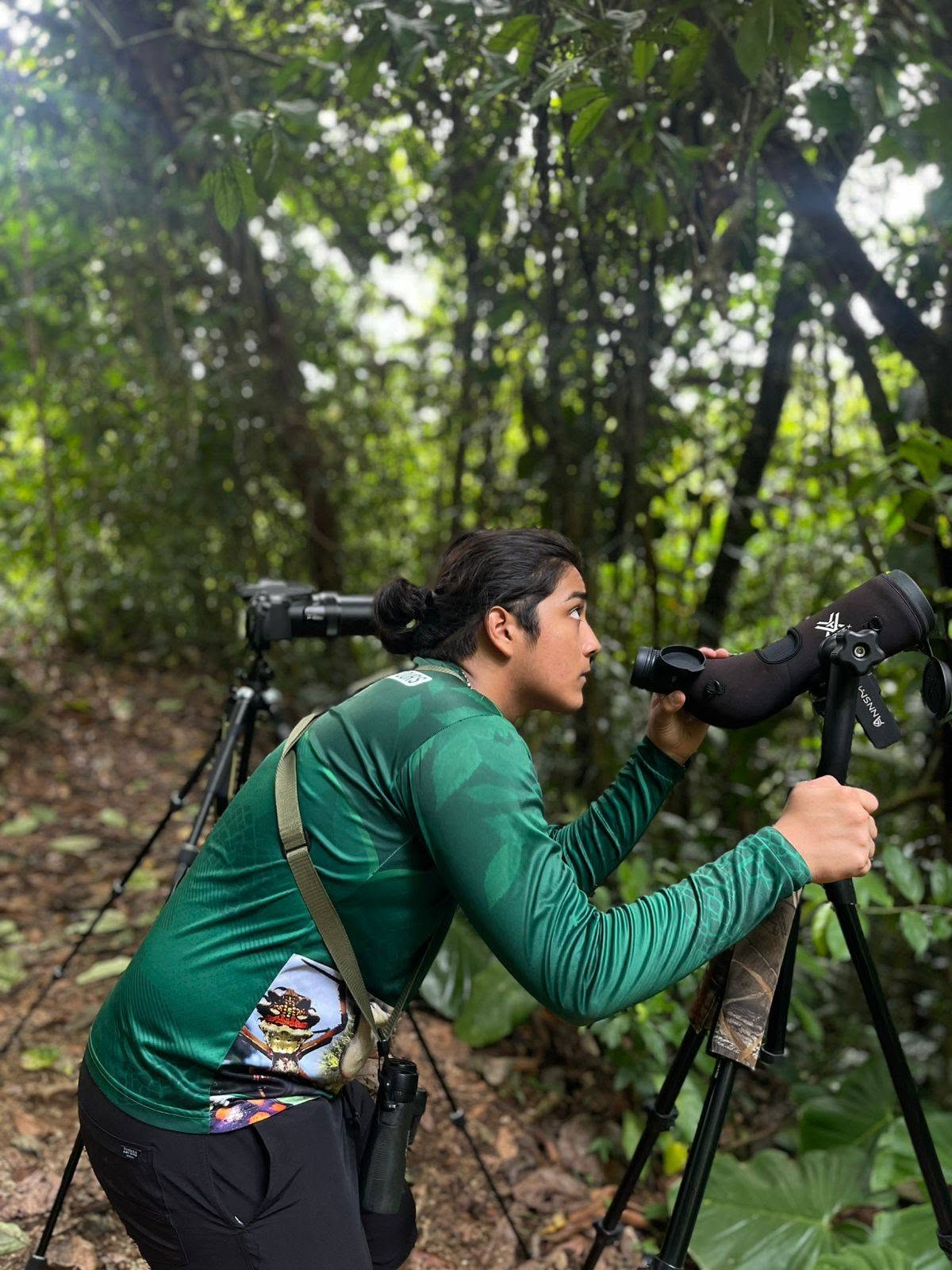 Naturaleza Pura Vida guide birdwatching in Costa Rica